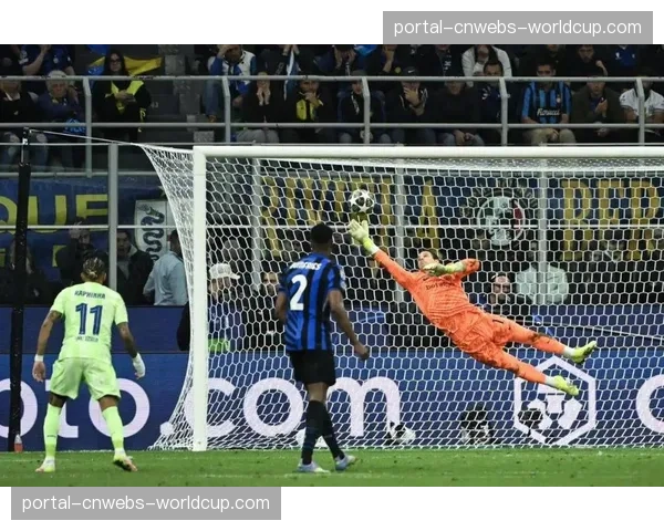 关键瞬间：格拉纳达门将出击失误，送对手空门，源于本方后卫受压回传