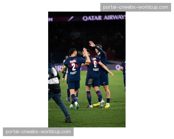 “备战观察：巴黎圣日耳曼封闭训练，重点演练姆巴佩领衔的快速转换三人小组”